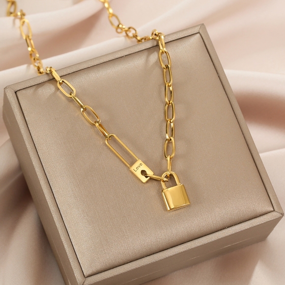 Gold stainless steel lock necklace - Picture 3 of 6